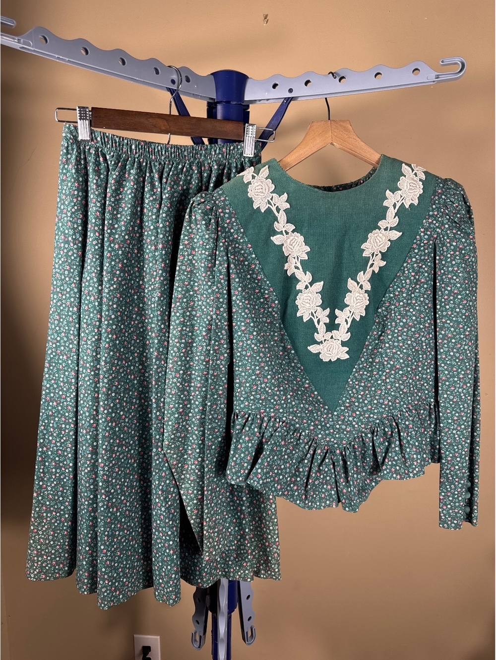 Vintage Vicky Vaughn Green Floral Two-Piece Skirt and Blouse Set Size 7/8